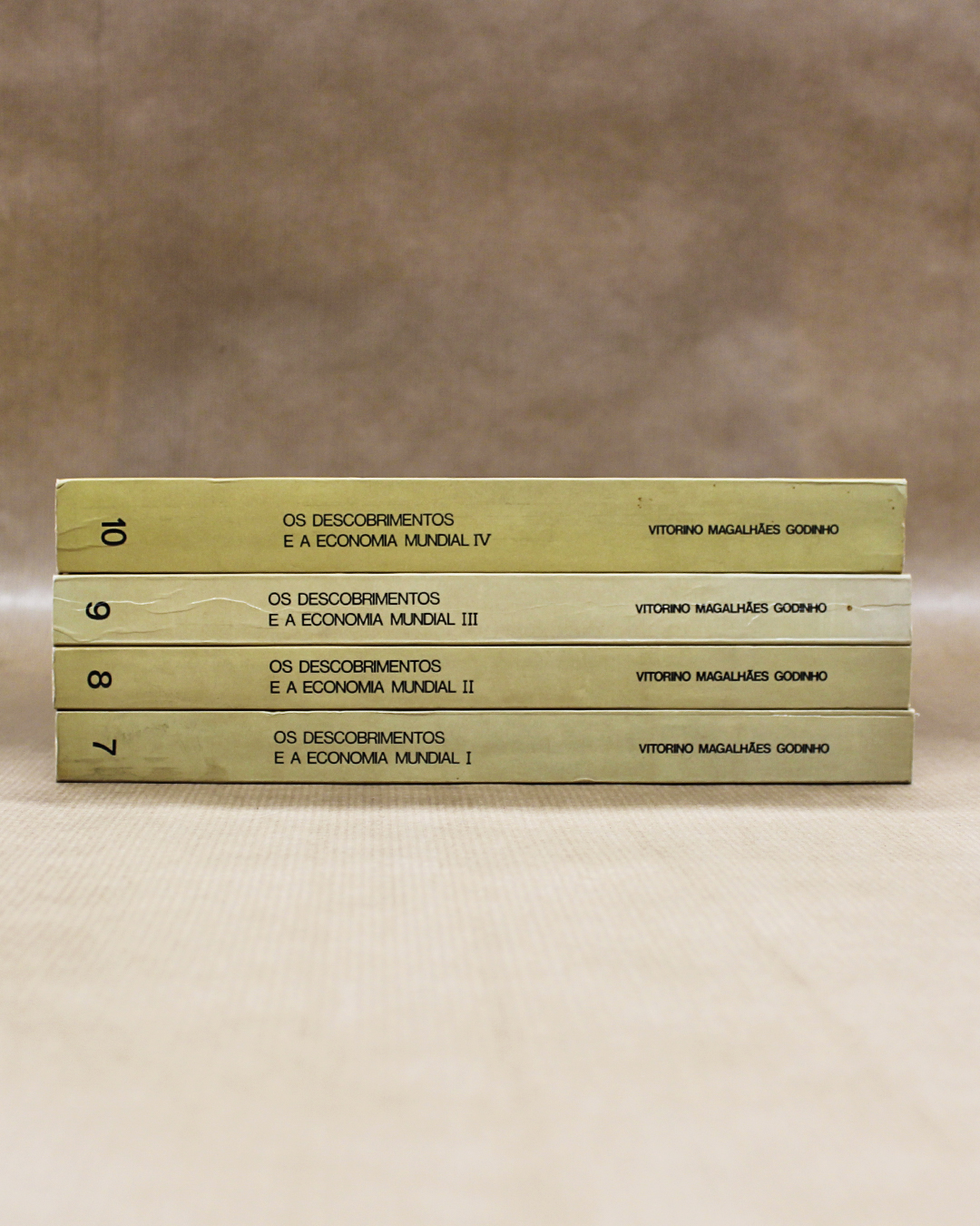 os-descobrimentos-e-a-economia-mundial-volumes-vitorino-magalhaes-godinho-1