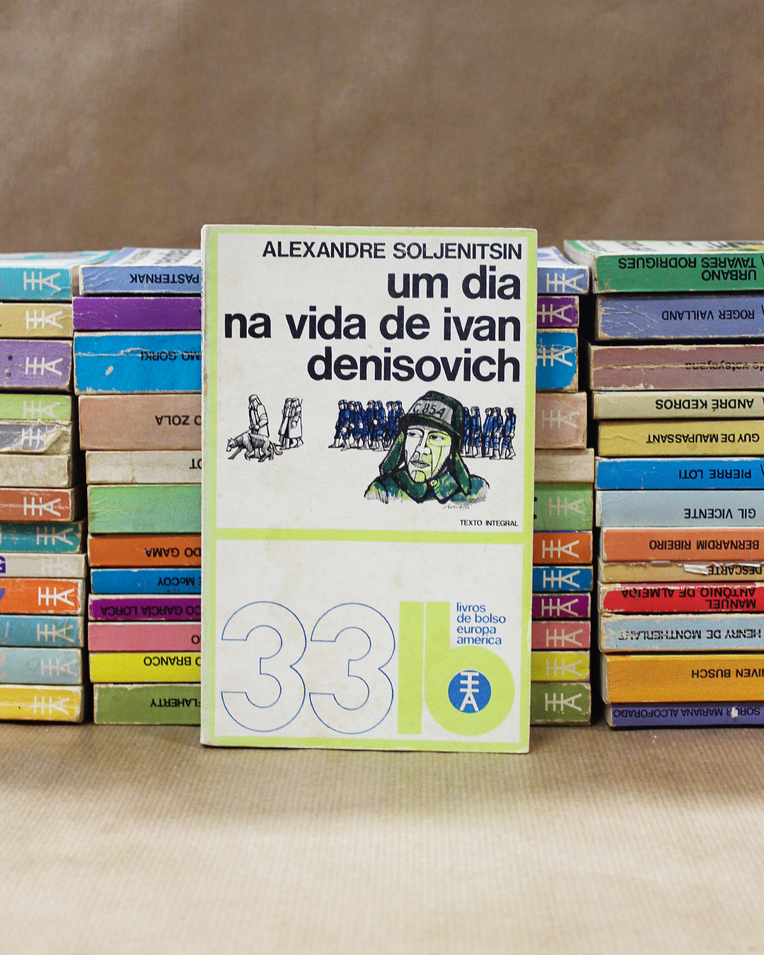 um-dia-na-vida-de-ivan-denisovichlivros-de-bolso-europa-america um-dia-na-vida-de-ivan-denisovichlivros-de-bolso-europa-america