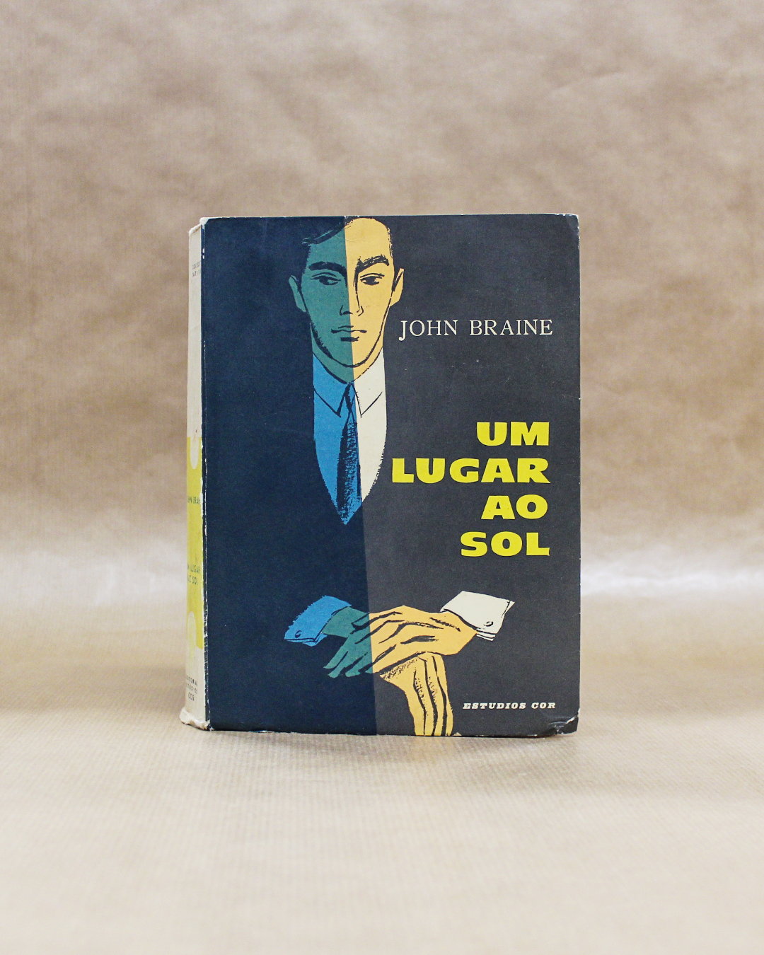 latitude-estudios-cor-um-lugar-ao-sol-john-braine-1 latitude-estudios-cor-um-lugar-ao-sol-john-braine-1